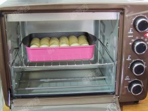 烤箱预热好后，将烤盘放入烤箱中下层