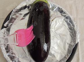 放入烤盘里，刷少许油