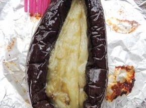 烤好的茄子取出，分开中间那道口子，用筷子将茄子挑松