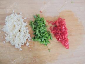 青红椒、大蒜分别切成末