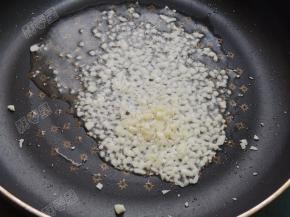 锅热油，放入一半蒜末炒香