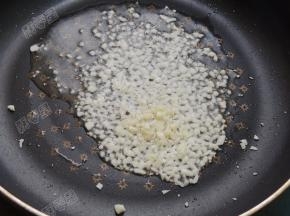 锅热油，放入一半蒜末炒香