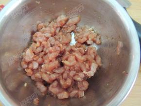肉末用料酒、生抽腌制十分钟