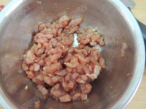 肉末用料酒、生抽腌制十分钟