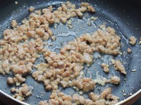 放入肉末翻炒变色