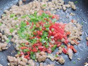 放入青红椒粒翻炒断生后加入少许盐调味