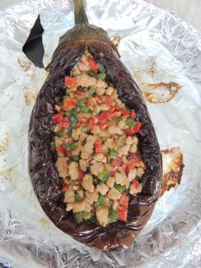 将炒好的青红椒肉末放进口子里