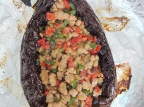 将炒好的青红椒肉末放进口子里