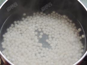 锅中水烧沸腾后，下入西米