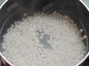 锅中水烧沸腾后，下入西米