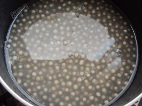 大火煮开，转中火继续煮，让西米在沸腾的水里翻滚，这样不容易糊锅，大约煮十分钟左右