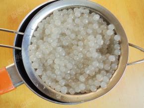 煮好的西米用凉开水冲洗，多冲洗几次，然后浸泡在冰水中，这样口感会很Q的