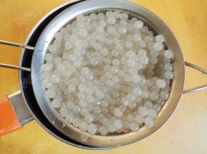 煮好的西米用凉开水冲洗，多冲洗几次，然后浸泡在冰水中，这样口感会很Q的