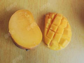 芒果切大块，划十字花刀。这样方便取果肉