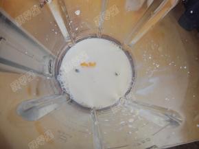 取出的果肉放入东菱破壁机玻璃容器中，加入牛奶