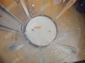 取出的果肉放入东菱破壁机玻璃容器中，加入牛奶