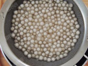 煮至外面有一层透明时，捞起用水冲洗一下