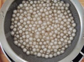 煮至外面有一层透明时，捞起用水冲洗一下