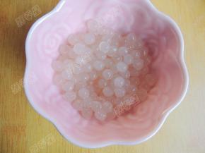 煮好的西米放入碗中