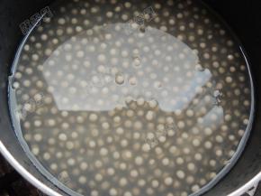 锅中放水煮沸后，再次放入西米继续煮开锅，转小火，边煮边搅拌，至到西米剩下一点点的白芯时，关火，盖上盖子闷一会，白芯就完全消失，西米变得透明了