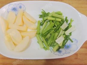 苹果去皮去籽切开，芹菜切段