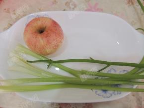 苹果洗净，芹菜摘去叶子清洗干净