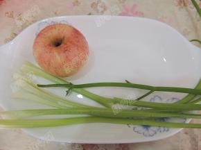 苹果洗净，芹菜摘去叶子清洗干净
