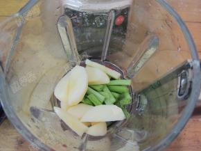 将苹果核芹菜放入东菱破壁机容器中