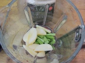 将苹果核芹菜放入东菱破壁机容器中
