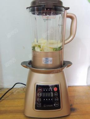 将破壁机杯体安装到位