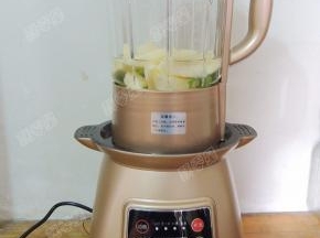 将破壁机杯体安装到位