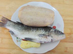 莲藕洗净，鲫鱼去鳞去腮去内脏处理干净