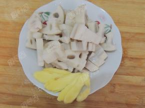 莲藕切小段，生姜切片