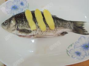 鲫鱼用生姜、料酒腌制十分钟