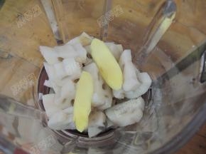 将莲藕和姜片放入东菱破壁机容器内