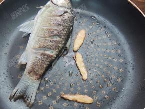 鲫鱼煎至两面微黄盛出备用