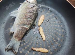 鲫鱼煎至两面微黄盛出备用