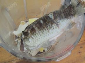 放入煎好的鲫鱼