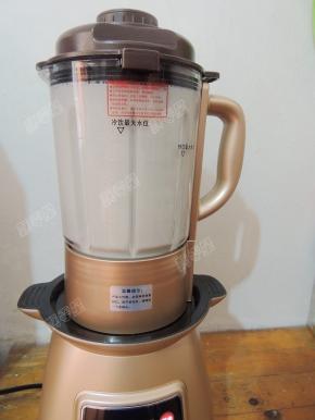 东菱加热破壁机是一边熬煮一边破壁，三十分钟后程序结束，加入盐调味即可