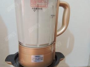 东菱加热破壁机是一边熬煮一边破壁，三十分钟后程序结束，加入盐调味即可