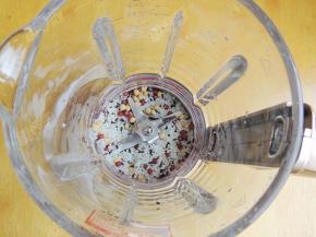 将所有材料倒入东菱破壁机玻璃容器内