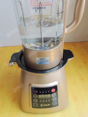 将玻璃杯体安装到位