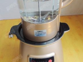 将玻璃杯体安装到位