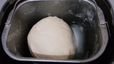 启动揉面程序，揉成光滑的面团后发酵至两倍大