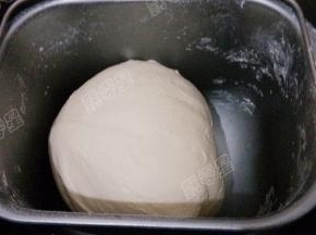 启动揉面程序，揉成光滑的面团后发酵至两倍大