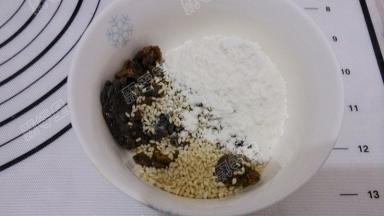 碗中加入红糖，芝麻和适量面粉