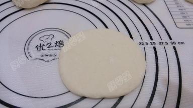 发酵好的面团重新揉匀排气