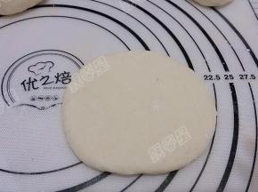 发酵好的面团重新揉匀排气