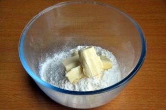 盆里加入低筋面粉和室温软化好的黄油A。