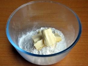 盆里加入低筋面粉和室温软化好的黄油A。